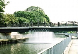 八潮と足立をつなぐ人道橋、水のカーテン垳川